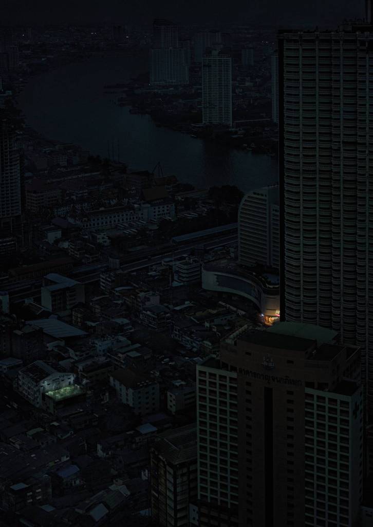 Publicité McDonald's - 24/24h -Deux lumières apparaissent dans la ville plongée dans le noir - TBWA -Thaïlande - 2018 
