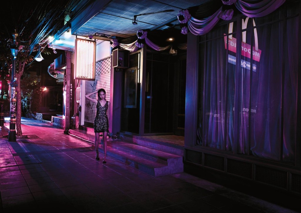 Publicité McDonald's - 24/24h - Reflets -  Une femme en robe de soirée rentre chez elle le soir - Le logo de la marque se reflète sur la devanture d'un hôtel - TBWA/DANThailand - Thaïlande - 2017