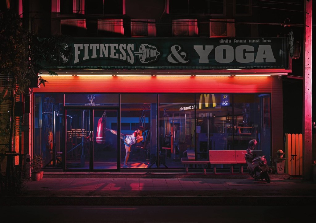 Publicité McDonald's - 24/24h - Reflets -  Un homme est seul, la nuit dans un club de sport et donne un coup de pied dans un sac - Le logo de la marque se reflète sur la vitrine du club de Fitness - TBWA/DANThailand - Thaïlande - 2017