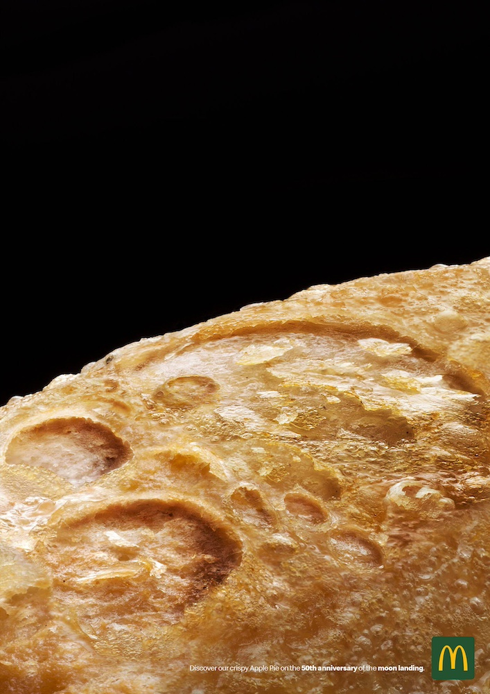 Publicité McDonald's- 50ans - Expédition Lune - Apple pie en gros plan ressemble à la surface de la Lune - Agence Leo's Thjnk Tank - Allemagne -2019