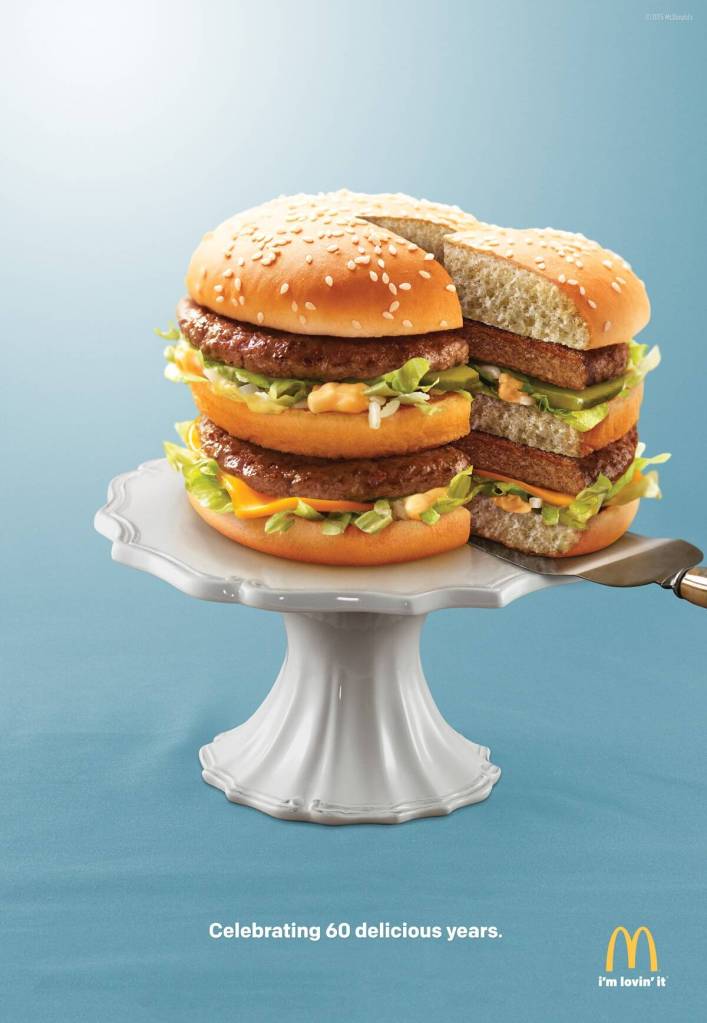Publicité McDonald's - 60 ans - Celebrating 60 delicious years - Un Big Mac découpé comme un gâteau d'anniversaire - Agence Cossette - USA - 2015