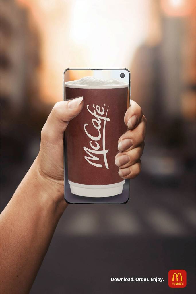 Publicité McDonald's - Application - Download.Order.Enjoy - Une main tient un téléphone comme si elle tenait un McCafé, qui apparait sur celui-ci - Agence Cossette - Canada - 2020