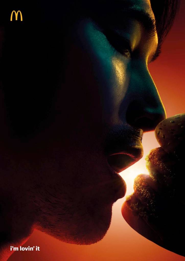 Publicité McDonald's - I'm lovin'it - Baiser - Un garçon semble embrasser une personne, mais il mange un burger - TBWA - Thaïlande - 2020