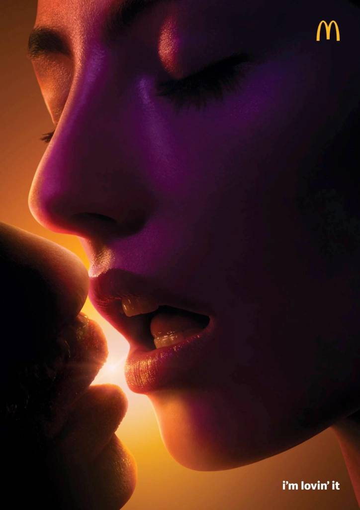 Publicité McDonald's - I'm lovin'it - Baiser - Un jeune femme semble embrasser une personne, mais il mange un burger - TBWA - Thaïlande - 2020