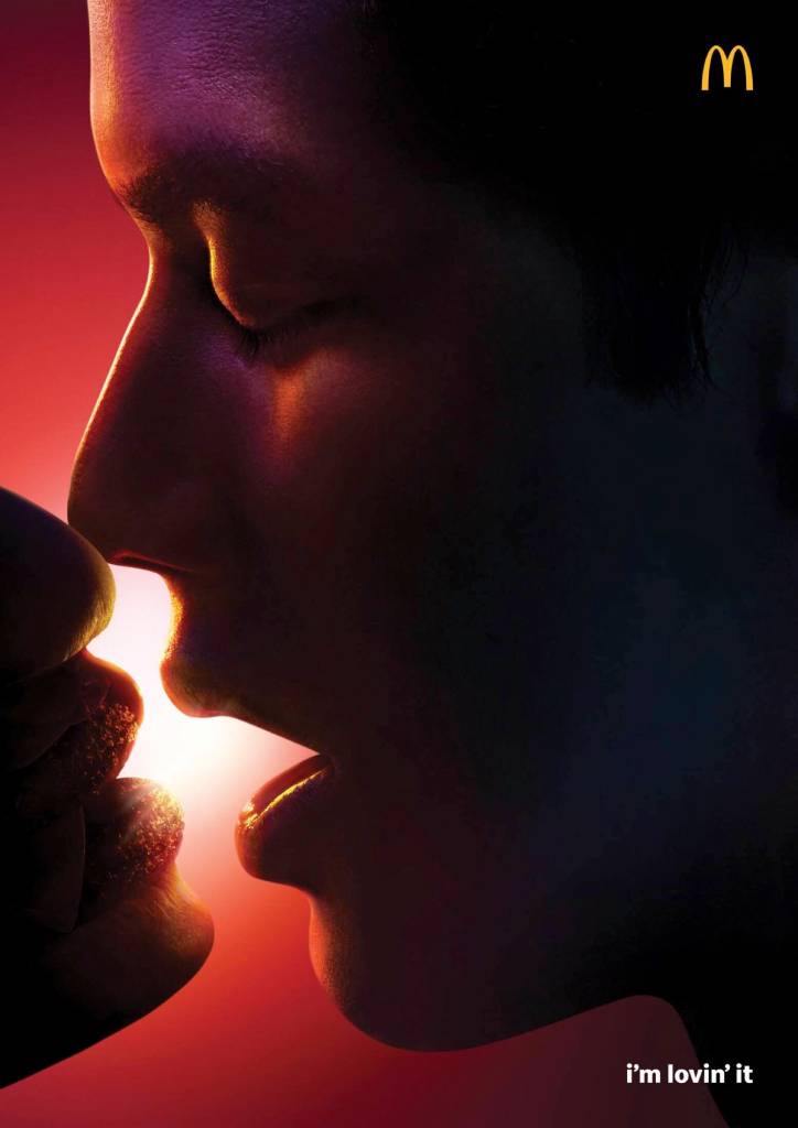 Publicité McDonald's - I'm lovin'it - Baiser - Un garçon semble embrasser une personne, mais il mange un burger - TBWA - Thaïlande - 2020