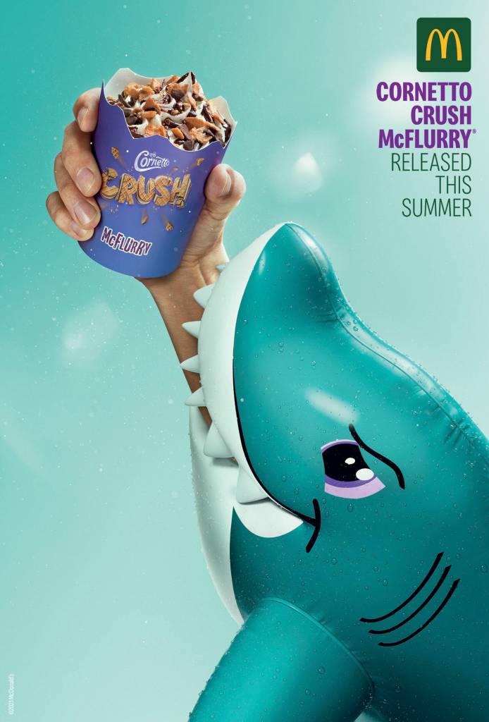 Publicité McDonald's - Desserts - Released this summer - Requin gonflable mord un bras qui tient un Cornetto Crush McFlurry -TBWA - Portugal - 2021