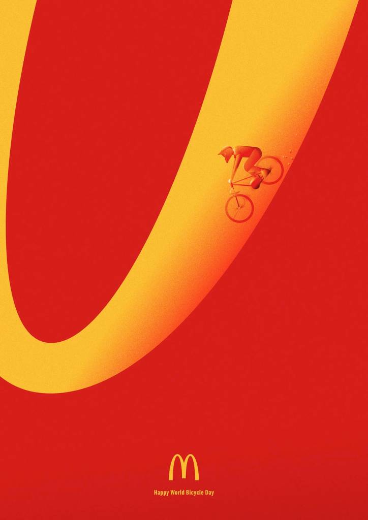 Publicité McDonald's - BicycleDay - Happy World Bicycle Day - Un cycliste descent une partie du logo de McDonald's - Publicis Worldwide - Pérou - 2021