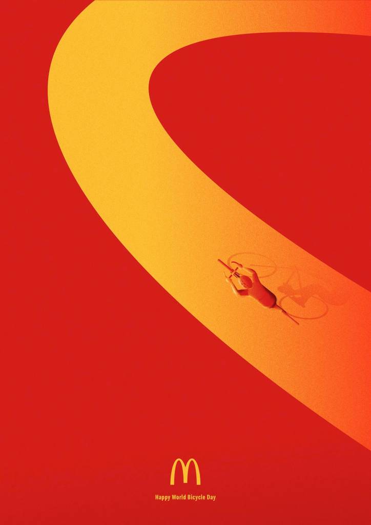 Publicité McDonald's - BicycleDay - Happy World Bicycle Day - Un cycliste vu de dessus roule sur une partie du logo de McDonald's - Publicis Worldwide - Pérou - 2021