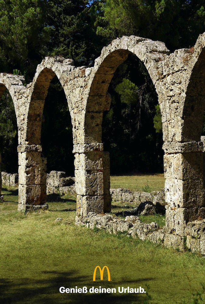 Publicité McDonald's - Profitez de vos vacances - Des colonnes et des arcades qui rappellent le logo de McDonald's - Vieux vestiges romains  - DDB - Autriche - 2021