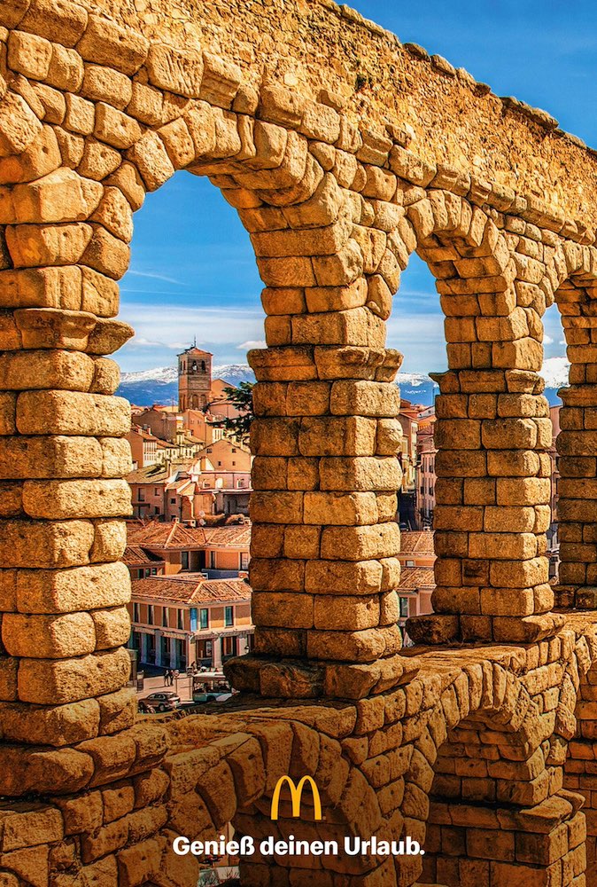 Publicité McDonald's - Profitez de vos vacances - Des colonnes et des arcades qui rappellent le logo de McDonald's - Aqueduc  - DDB - Autriche - 2021