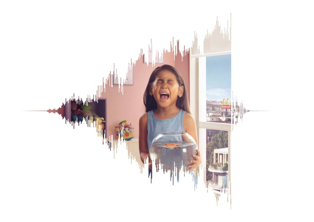 Publicité McDonald's - vibrations sonores - Fillette crie pour la mort de son poisson et se calme chez McDonald's - Agence Farenheit DDB - Pérou - 2016