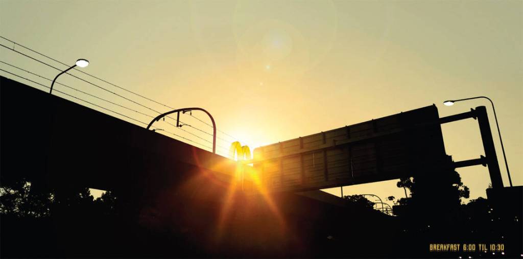 Publicité McDonald's - Breakfast - Servi entre 6:00 et 10:30 - Le soleil fait son apparition et vient frapper le logo de l'enseigne - DDB (Australie) - 2007