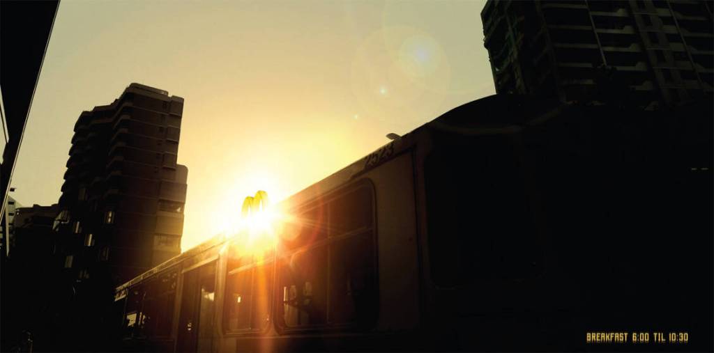Publicité McDonald's - Breakfast - Servi entre 6:00 et 10:30 - Le soleil fait son apparition et vient frapper le logo de l'enseigne - DDB (Australie) - 2007