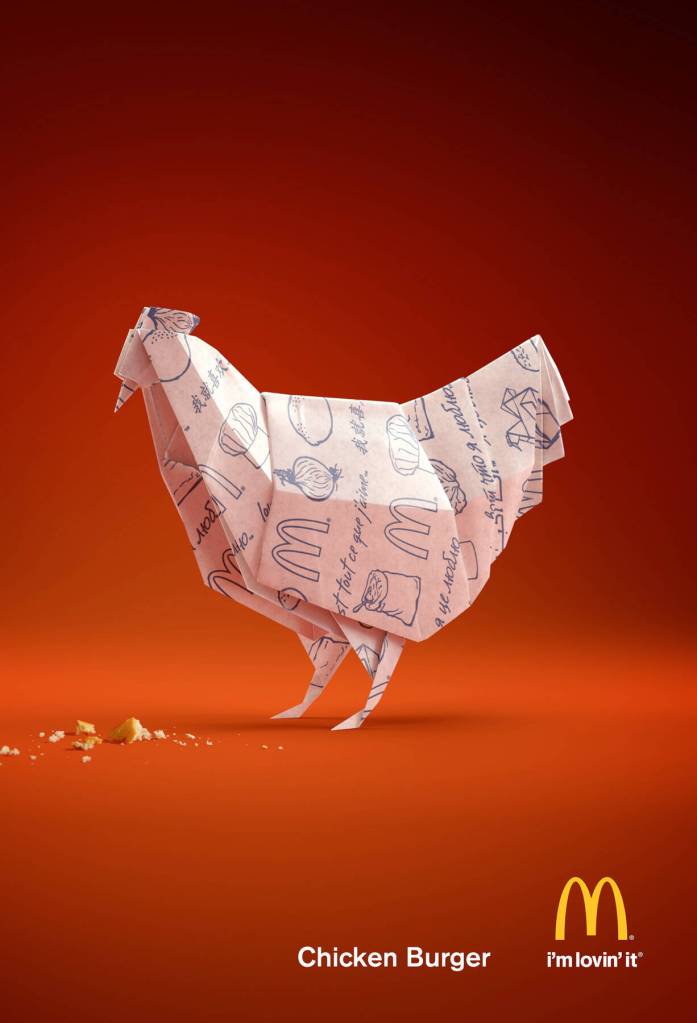 Publicité McDonald's - Chicken Burger - Une poule en origami à partir du papier recouvrant le burger - DDB - Finlande -2012
