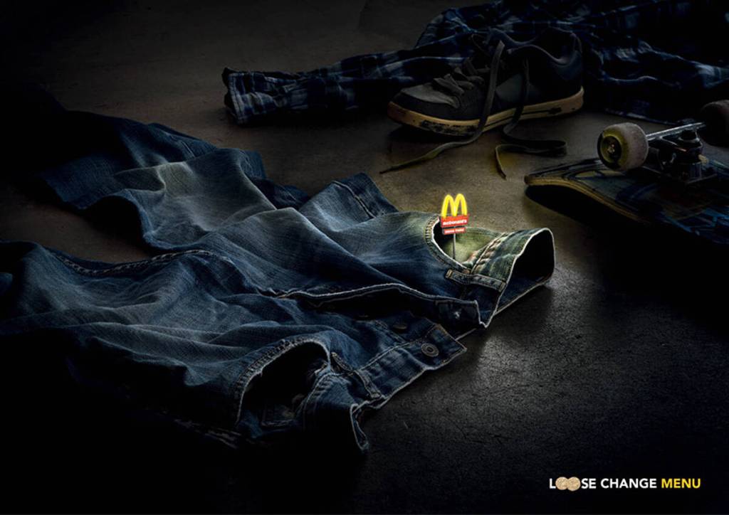 Publicité McDonald's - Loose change Menu - Une enseigne McDonald's apparait dans la poche d'un jean posé sur le sol - Agence DDB - Australie - 2013
