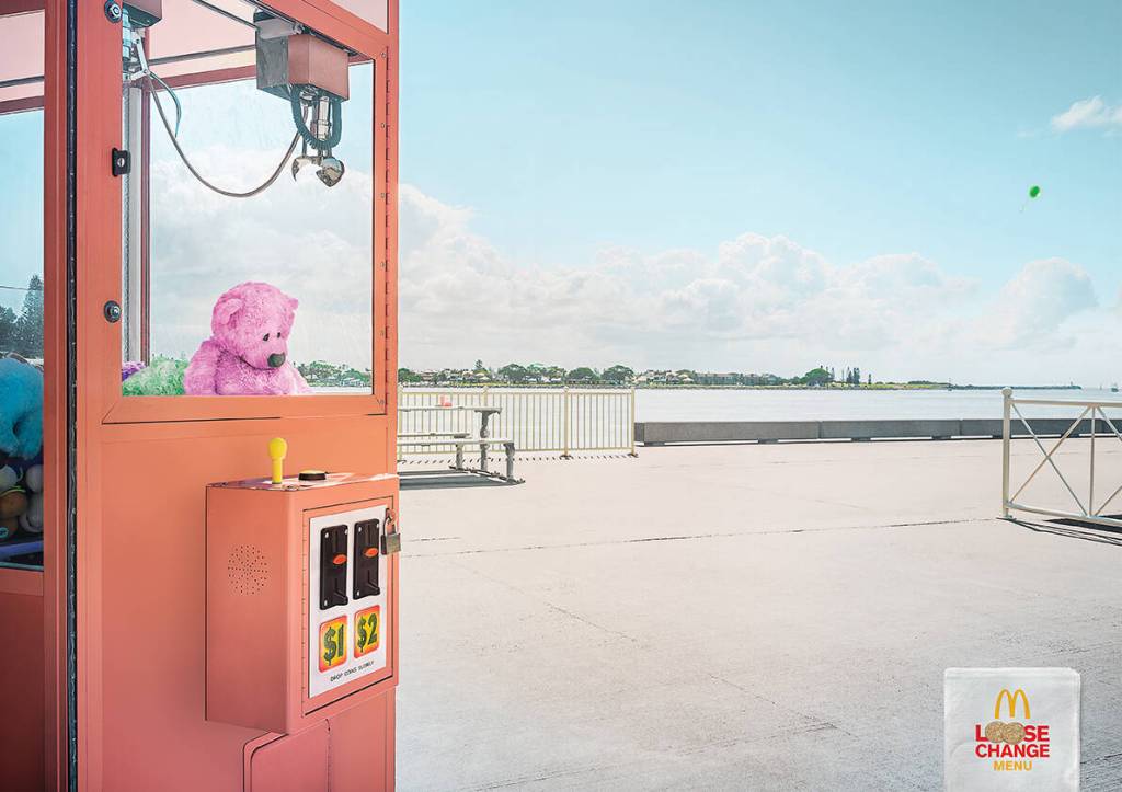 Publicité McDonald's - Loose change Menu - Jeu de foire sans client - L'ours en peluche rose est désespéré - Agence DDB - Australie - 2013