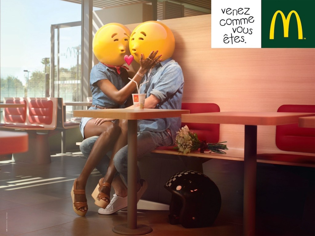 Publicité McDonald's - Emojis - Un couple s'embrasse sur une banquette dans un restaurant - Agence BETC Paris - 2015