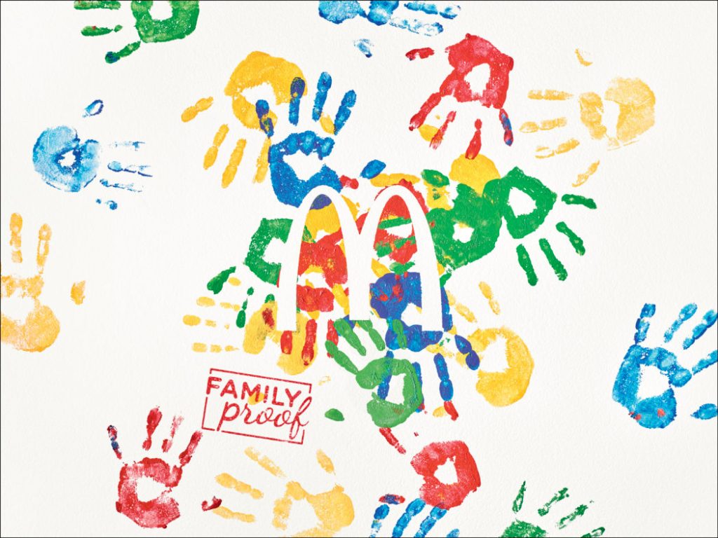 Publicité McDonald's - Family Proof - Des mains d'enfant colorées à la peinture sur une surface blanche - Agence TBWA Paris - 2019