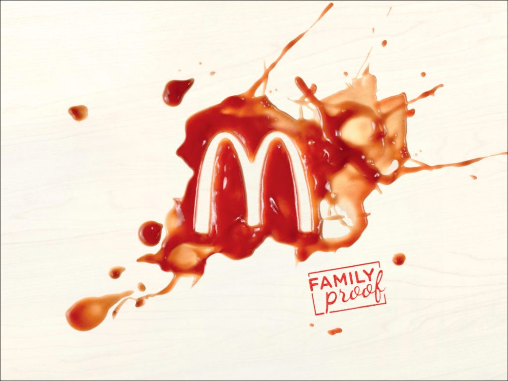 Publicité McDonald's - Family Proof - Une tache de ketchup sur une surface blanche avec le logo dessiné au milieu - Agence TBWA Paris - 2019