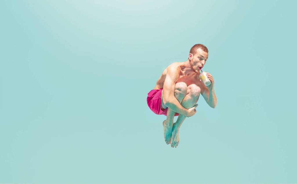 Publicité McDonald's - Feels Like Summer - Homme en maillot de bain, en suspension comme s'il plongeait boit un verre à la paille - TBWA - Espagne - 2019