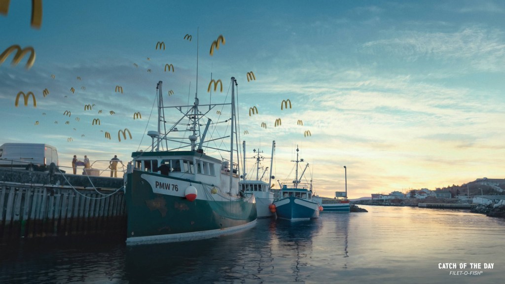 Publicité McDonald's - Filet-O-fish - Catch of the day - Un bateau dans le port, des logos dans le ciel évoquant les mouettes -  Agence Scholz&Friends - Allemagne - 2024