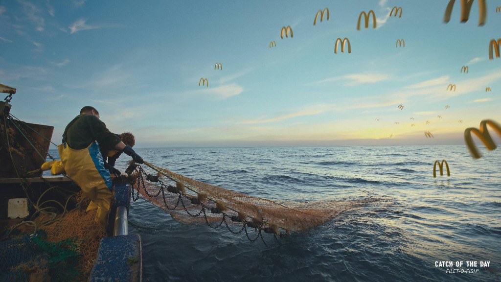 Publicité McDonald's - Filet-O-fish - Catch of the day - Deux pêcheurs remontent un filet, des logos dans le ciel évoquant les mouettes -  Agence Scholz&Friends - Allemagne - 2024