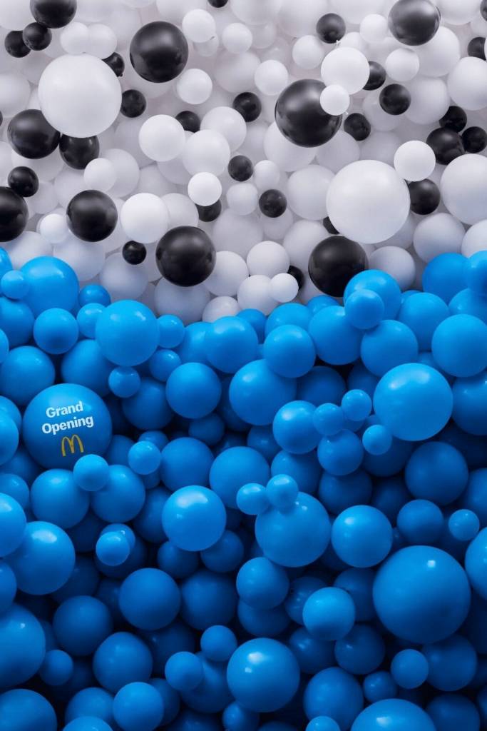 Publicité McDonald's - Grand Opening - Des ballons forment un Mc Flurry en gros plan - Cossette - Canada - 2021
