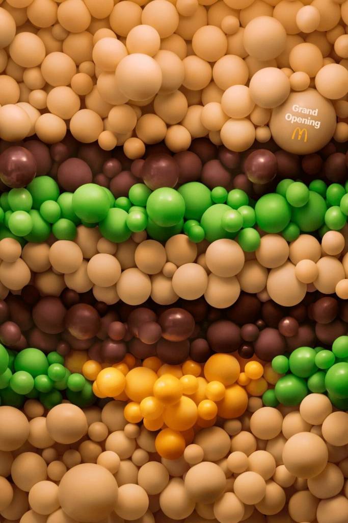 Publicité McDonald's - Grand Opening - Des ballons forment un big Mac en gros plan - Cossette - Canada - 2021