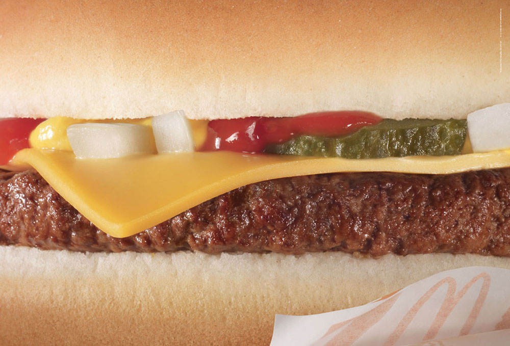Publicité McDonald's - No Logo - Gros plan d'un Cheeseburger - Agence TBWA Paris - 2013
