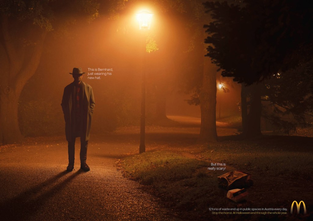 McDonald's - Halloween - Stop the horror. At Halloween and through the whole year - Bernhard très inquiétant avec son chapeau  - La véritable horreur, le sac et le packaging de burger abandonnés sur la pelouse - DDB -Autriche - 2023