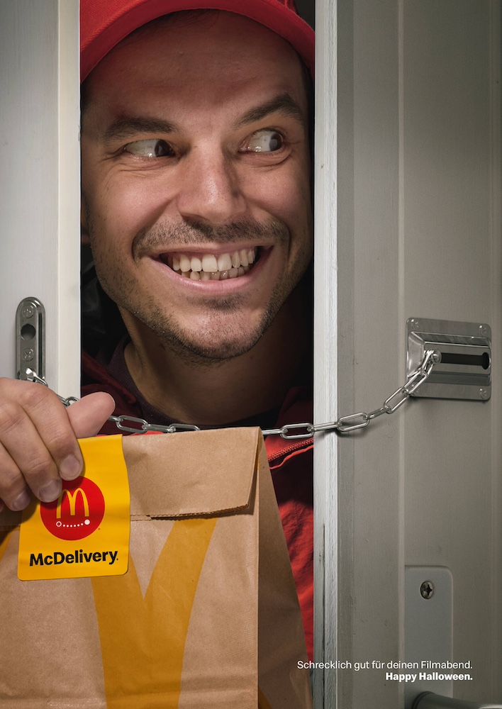 Publicité McDonald's - Halloween - Référence Shining - Le livreur tend le sac à travers la porte avec un regard machiavélique - Agence DDB - Autriche - 2024