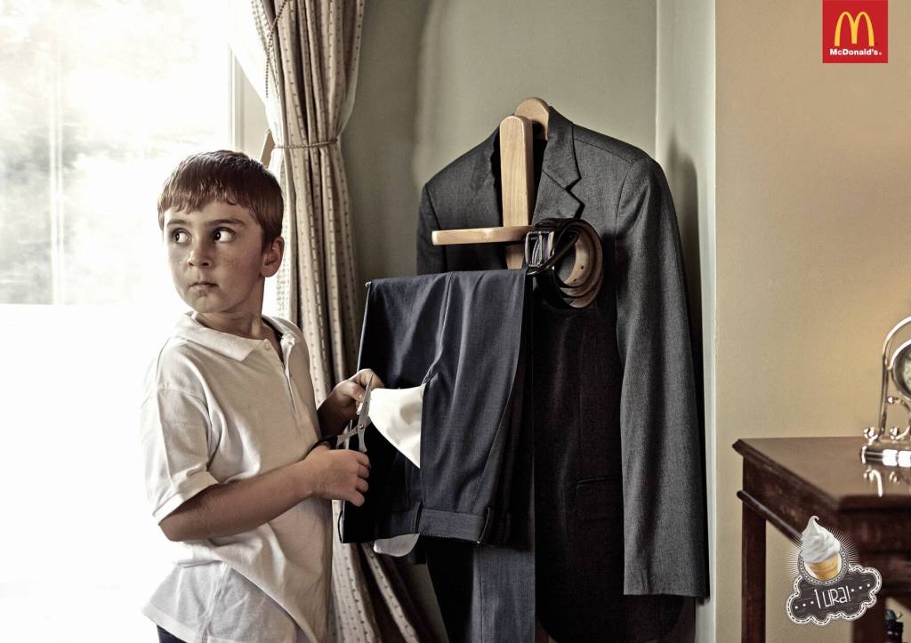 Publicité McDonald's - Glace - 1 Lire L'enfant coupe le fond des poches du père pour que la monnaie tombe - Agence Leo Burnett - Turquie - 2013