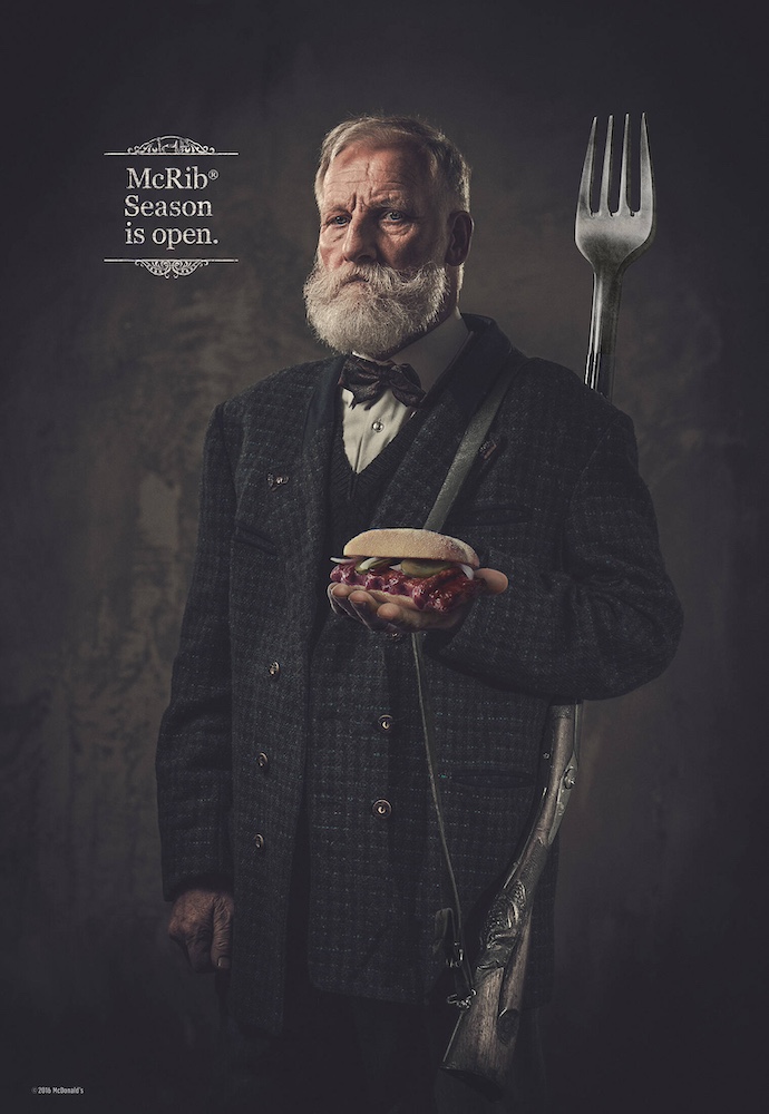 Publicité McDonald's - McRib Season is open - Une personne âgée tient un burger dans la main, une fourchette remplace le fusil qu'il a dans le dos -  Agence Cossette - USA - 2016
