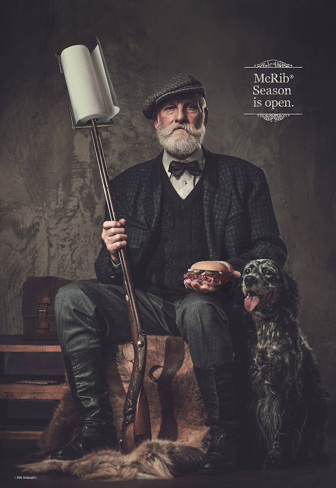 Publicité McDonald's - McRib Season is open - Une personne âgée tient un burger dans la main à côté de son chien de chasse, un rouleau de Sopalin est au bout de son fusil -  Agence Cossette - USA - 2016