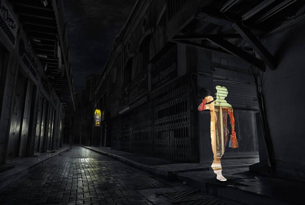 Publicité McDonald's - Open 24h - Night&Day - Silhouette d'un jeune à casquette mangeant un hamburger présentant le jour et déambulant dans un décor nocturne - Agence Leo Burnett - Émirats arabes unis - 2015