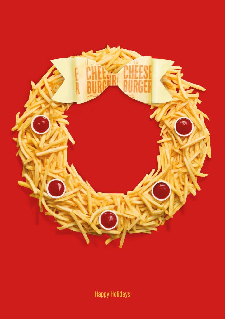 Publicité - McDonald's - Noël - Happy Holidays - Une couronne de Noël à partir de frites et de petits pots de ketchup et du ketchup et d'un papier contenant un cheeseburger - Agence OwenKessel Leo Burnett -Afrique du Sud - 2016