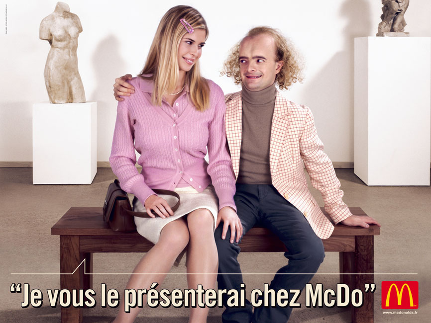 Publicité McDonald's - Je vous le présenterai chez McDo - Jeune femme et son compagnon dans un musée - Différence physique - TBWA Paris - 2023