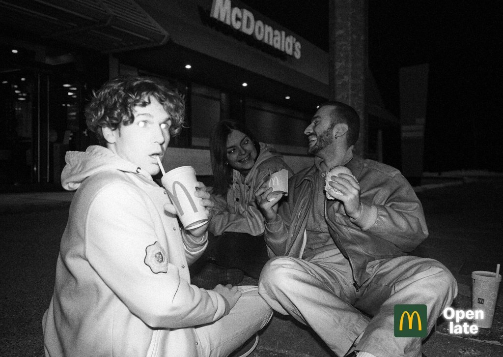 Publicité McDonald's - Open Late - Photo nocturne de jeunes se faisant un McDo de nuit - Agence Leo Burnett - Italie -2024
