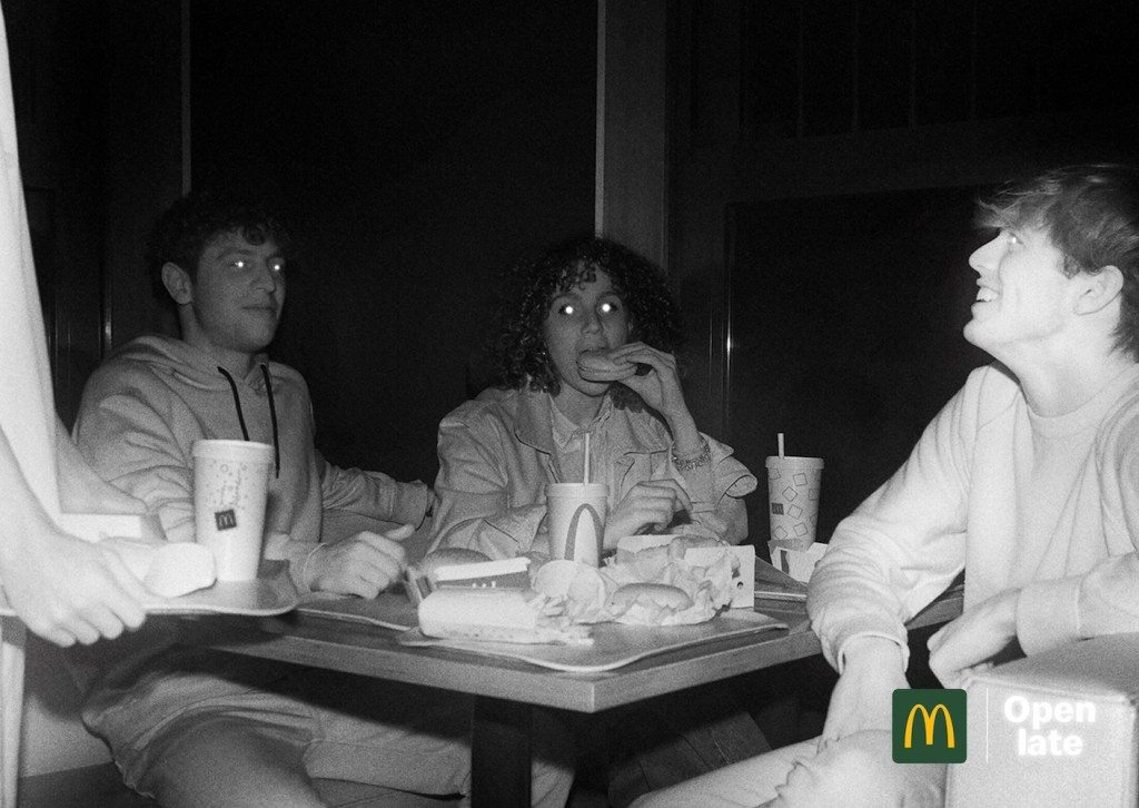 Publicité McDonald's - Open Late - Photo nocturne de jeunes se faisant un McDo de nuit - Agence Leo Burnett - Italie -2024