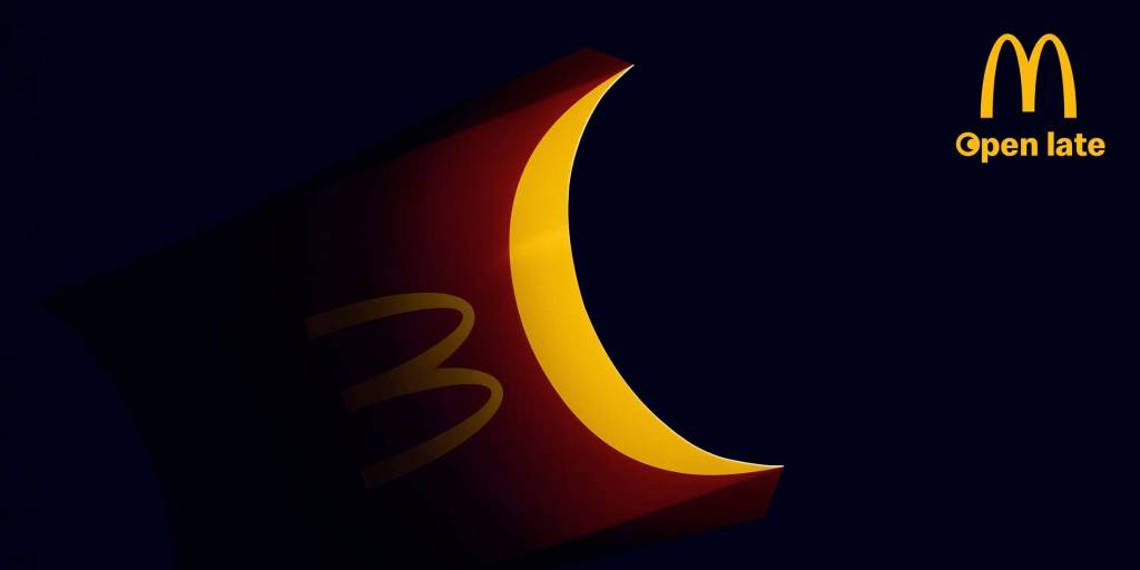 Publicité McDonald's - OpenLate - Le sachet de frites vide ressemble à un quartier de Lune - Agence Leo Burnett - Italie -2020