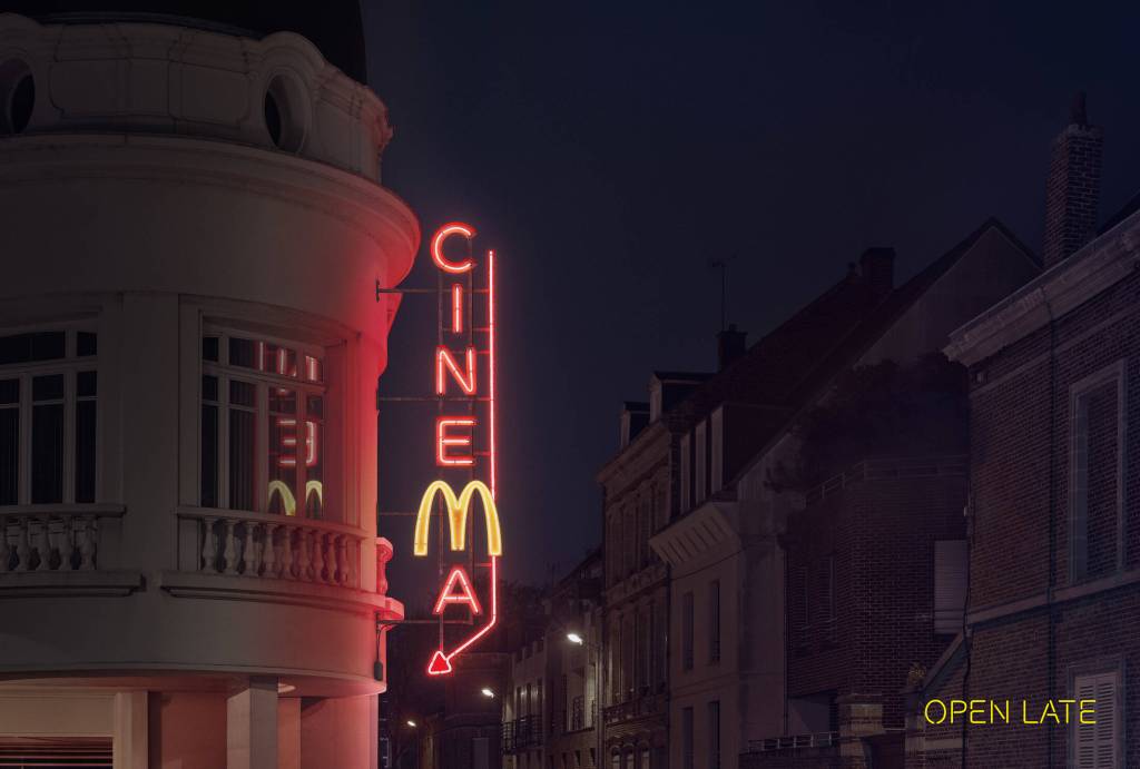 Publicité McDonald's - Open Late - Néons - De nuit, le néon du bowling fait apparaître les arches de McDonald's sur le M - Agence TBWA\Paris - 2019 