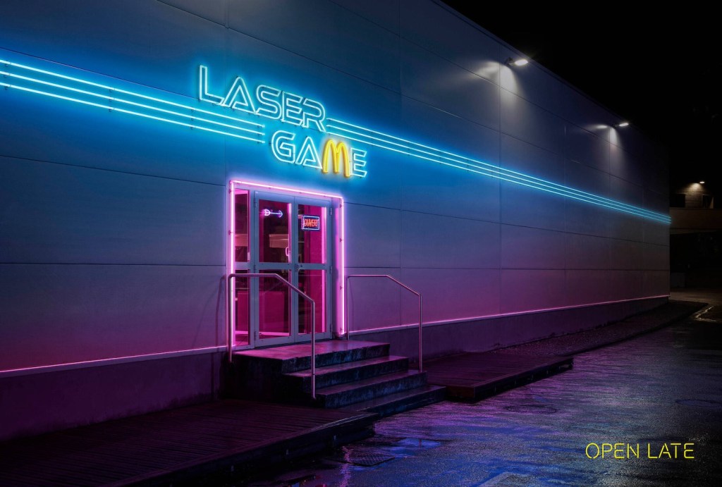 Publicité McDonald's - Open Late - Néons - De nuit, le néon du laser game fait apparaître les arches de McDonald's sur le M - Agence TBWA\Paris - 2019 