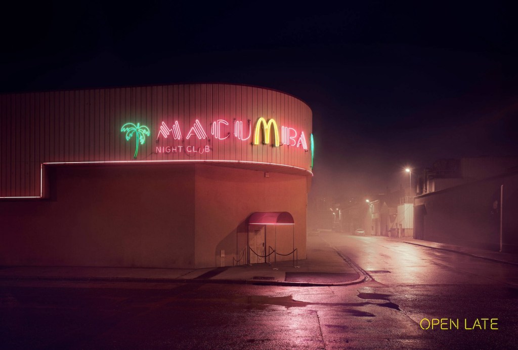 Publicité McDonald's - Open Late - Néons - De nuit, le néon du nightclub Macumba fait apparaître les arches de McDonald's sur le M - Agence TBWA\Paris - 2019 