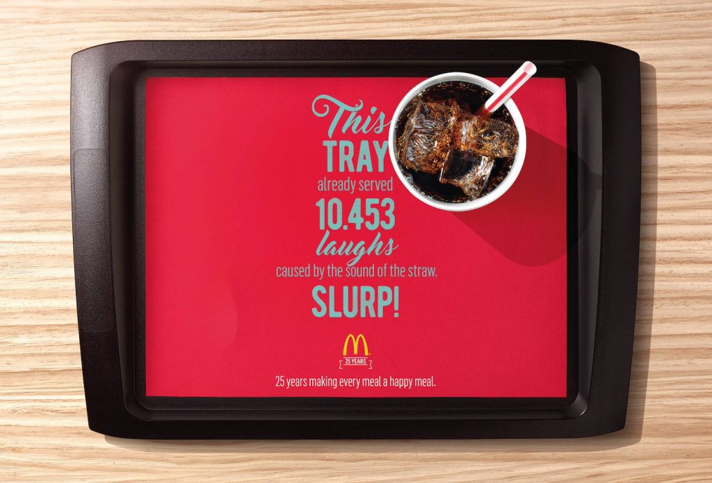 Publicité McDonald's - Plateaux - Ce plateau a servi 10 453 rires liés au bruit du slurp - Verre de Coca - TBWA - Portugal -2016