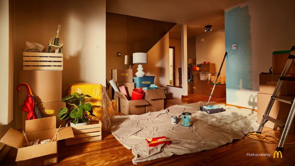 Publicité McDonald's - Toujours près de chez vous - Appartement qui vient d'être aménagé - On voit l'ombre du logo dans le coin en bas à droite - Agence Cossette - Canada - 2024