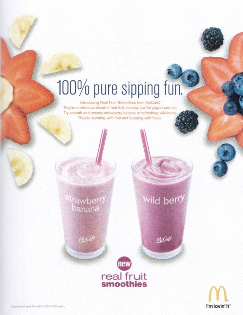 Publicité McDonald's - 100% pure sipping fun - Real Fruit smoothies Deux gobelets l'un à côté de l'autre, à gauche Strawberry banana et à droite Wild Berry - 2010