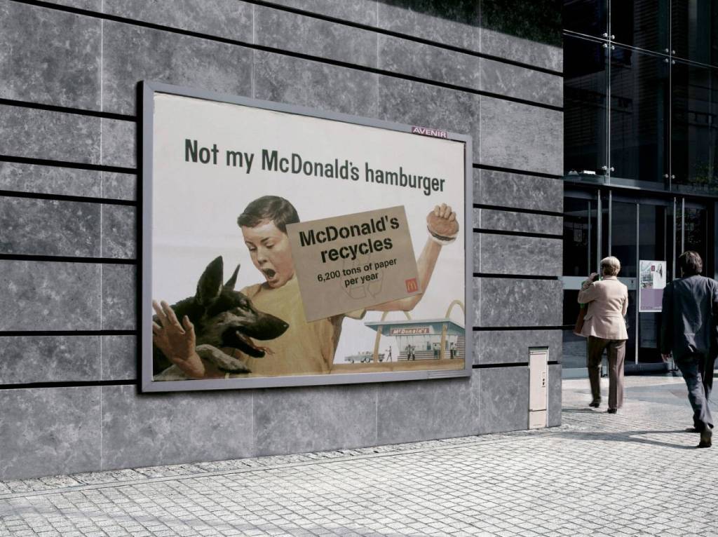Publicité McDonald's - McDonald's recycle 6200 tonnes de papier par an - Vieille affiche des années 50 utilisée - Not My McDonald's hamburger - Un enfant retient un chien de lui voler son burger -TBWA Paris - 2008