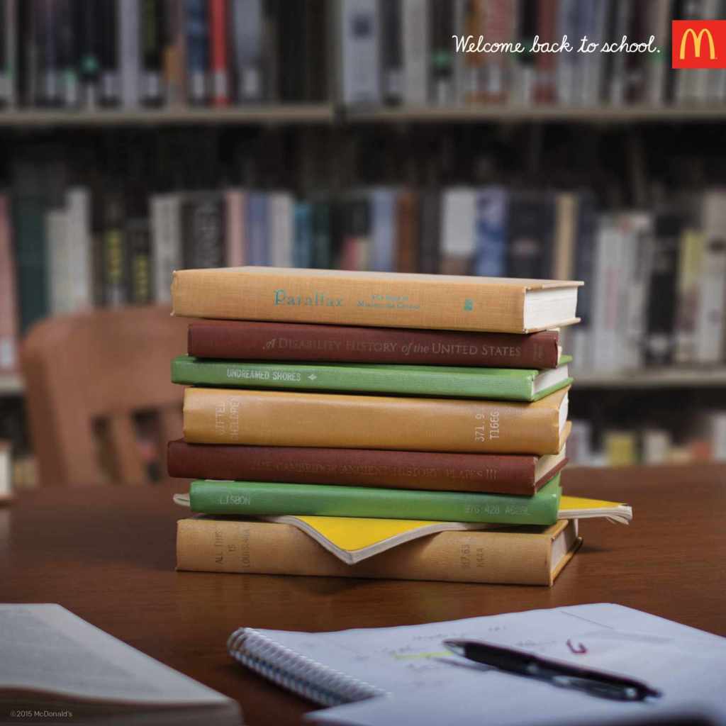 Publicité McDonald's - Welcome back to school - Un tas de livres qui prend la forme d'un Big Mac - Agence Moroch - USA - 2015