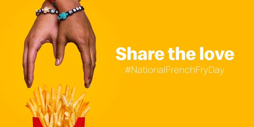 Publicité McDonald's - Natioanl French Fry Day - Share The Love - Deux mains de deux personnes différentes forment le logo en prenant des frites - Agence We Are Unlimited - USA - 2019