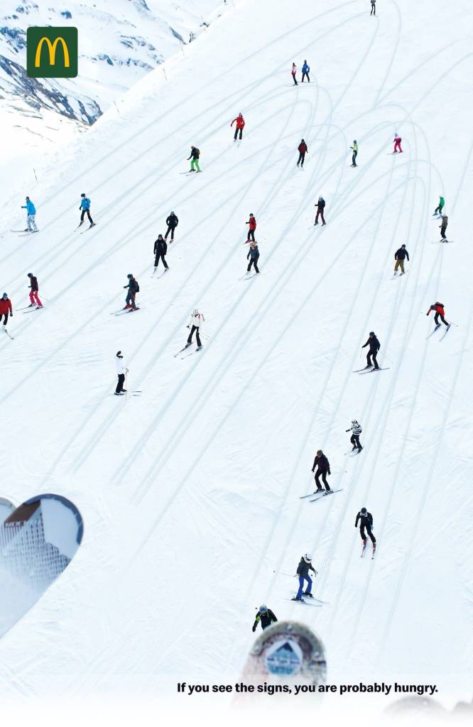 Publicité McDonald's - If you see the signs, you are probably hungry - Les traces des skieurs laissent entrevoir le logo McDonald's sur la neige - Agence DDB Athènes - 2020